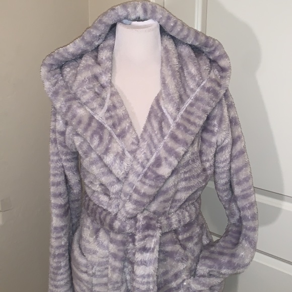 UGG NEW AARTI SIZE XL GORGEOUS LAVENDER AND WHITE ZEBRA PRINT SHERPA HOODED ROBE - Picture 2 of 13